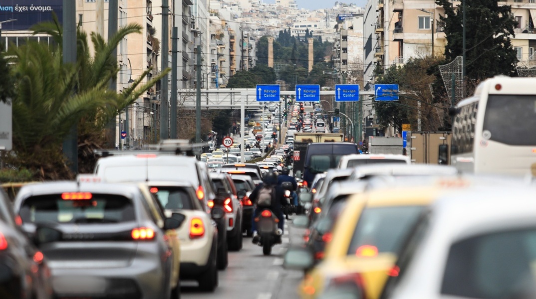 Αυτοκίνητα κολλημένα στην κίνηση στην άνοδο της Λ. Συγγρού