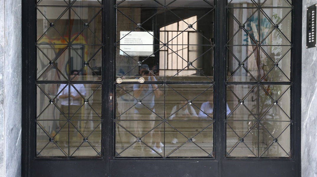 Η πόρτα της πολυκατοικίας στην Κυψέλη όπου αποκαλύφθηκε η φρίκη με το νεκρό βρέφος