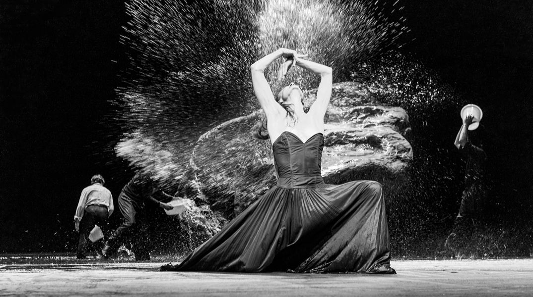 Vollmond (Full Moon), έργο της Pina Bausch, με τη Julie Anne Stanzak και το Ensemble.