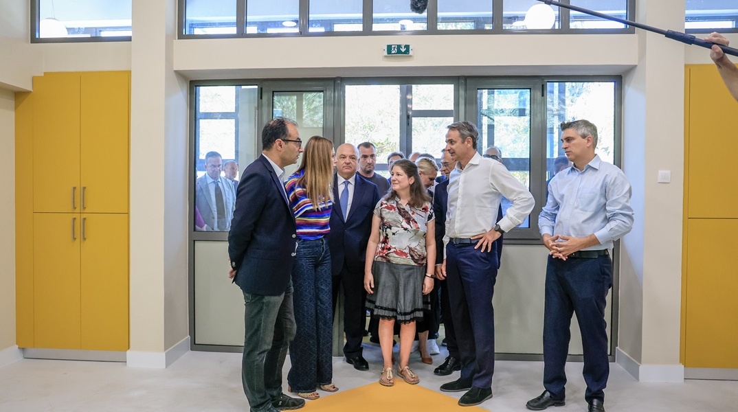 Ο Κυριάκος Μητσοτάκης και η Σοφία Ζαχαράκη στο 1ο Ειδικό Σχολείο Καισαριανής
