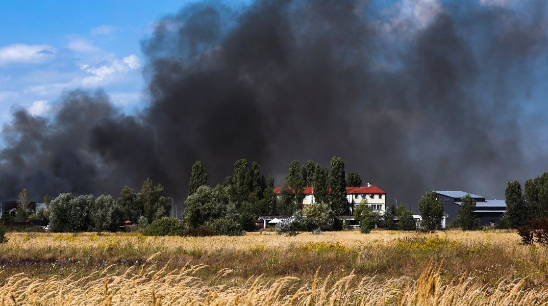 Η Ρωσία εντείνει τις επιθέσεις στο σιδηροδρομικό δίκτυο της Ουκρανίας, με νεκρούς εργαζόμενους και σοβαρές επιπτώσεις στις μεταφορές και την οικονομία.
