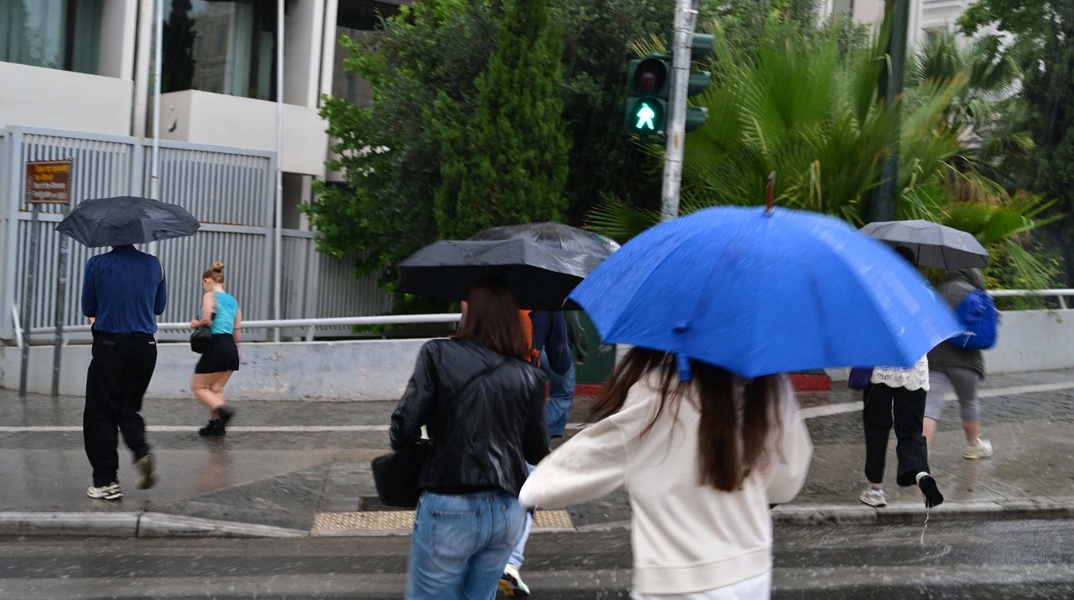 Καταιγίδα στο κέντρο της Αθήνας και πολίτες με ομπρέλες