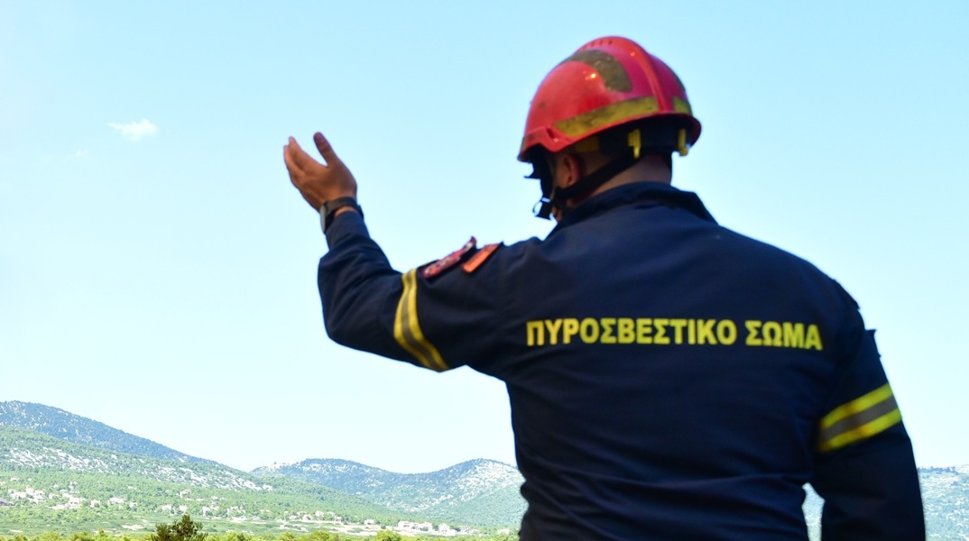Πυροσβέστης πλάτη στον φακό