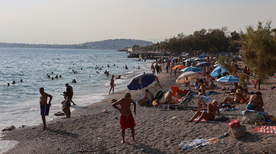Λουόμενοι εκμεταλλεύονται τις υψηλές θερμοκρασίες και κάνουν μπάνιο στη θάλασσα