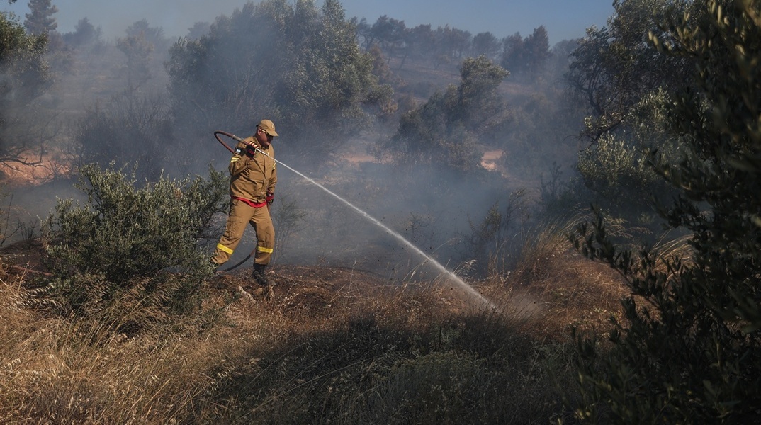 Πυροσβέστης επιχειρεί για την κατάσβεση φωτιάς