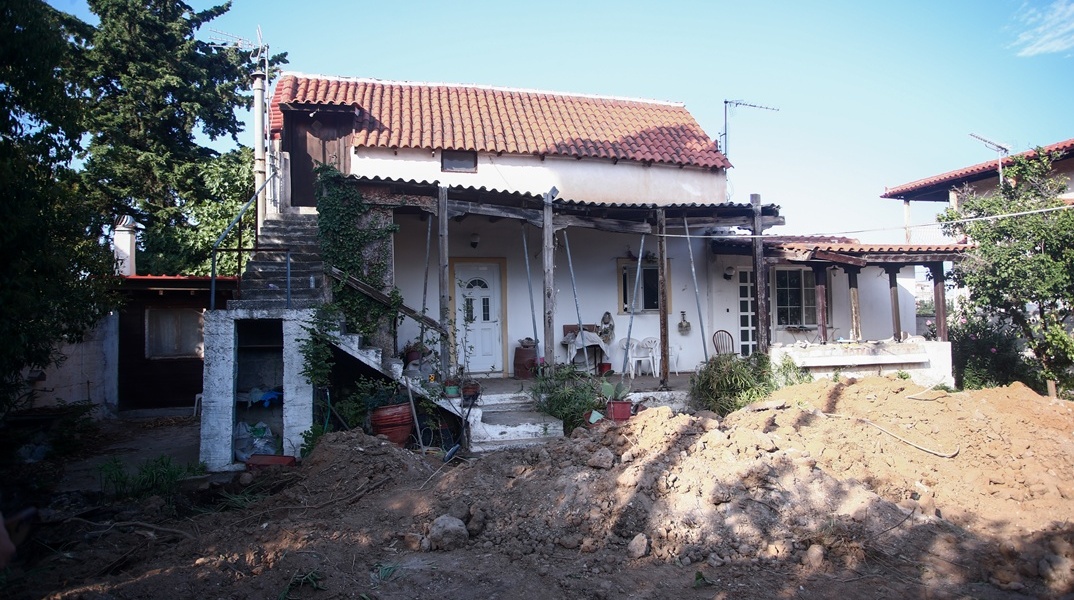 Το σπίτι όπου φέρεται η γυναίκα να έθαψε τη μητέρα της στον Μαραθώνα