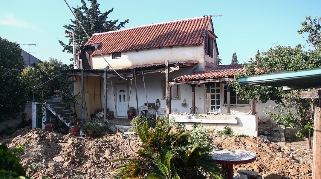 Το σπίτι όπου βρέθηκε η σορός της ηλικιωμένης στον Μαραθώνα
