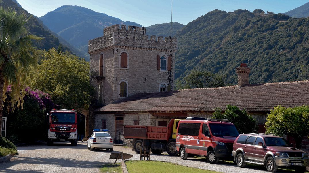 Μεγάλη φωτιά εκδηλώθηκε τα ξημερώματα στην Achaia Clauss στην Πάτρα - Η Πυροσβεστική έσωσε τα ιστορικά κελάρια και τη γύρω δασική έκταση.