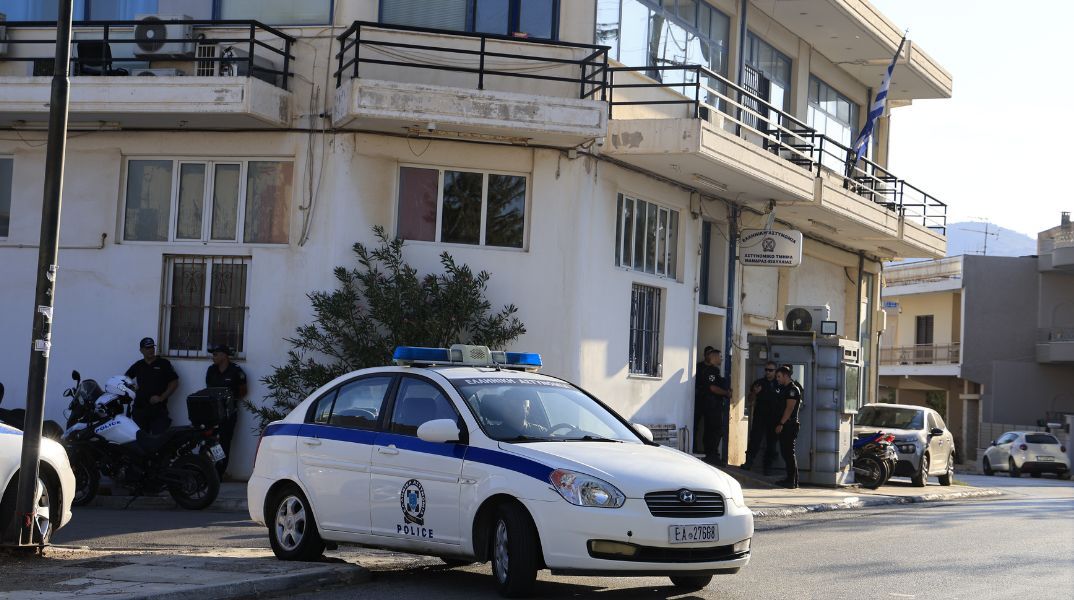 Δικογραφία για απόπειρα ανθρωποκτονίας σχηματίστηκε σε βάρος του 31χρονου που εισέβαλε με μαχαίρι στο Α.Τ. Μάνδρας - Ο αστυνομικός αφέθηκε ελεύθερος