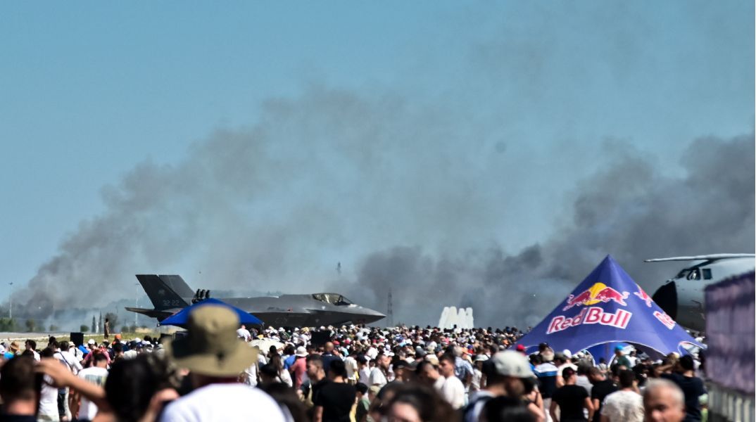 Πτώση αεροσκάφους F-4 Phantom στην Τανάγρα κατά τη διάρκεια επίδειξης στο Athens Flying Week - Αγωνία για τους δύο πιλότους