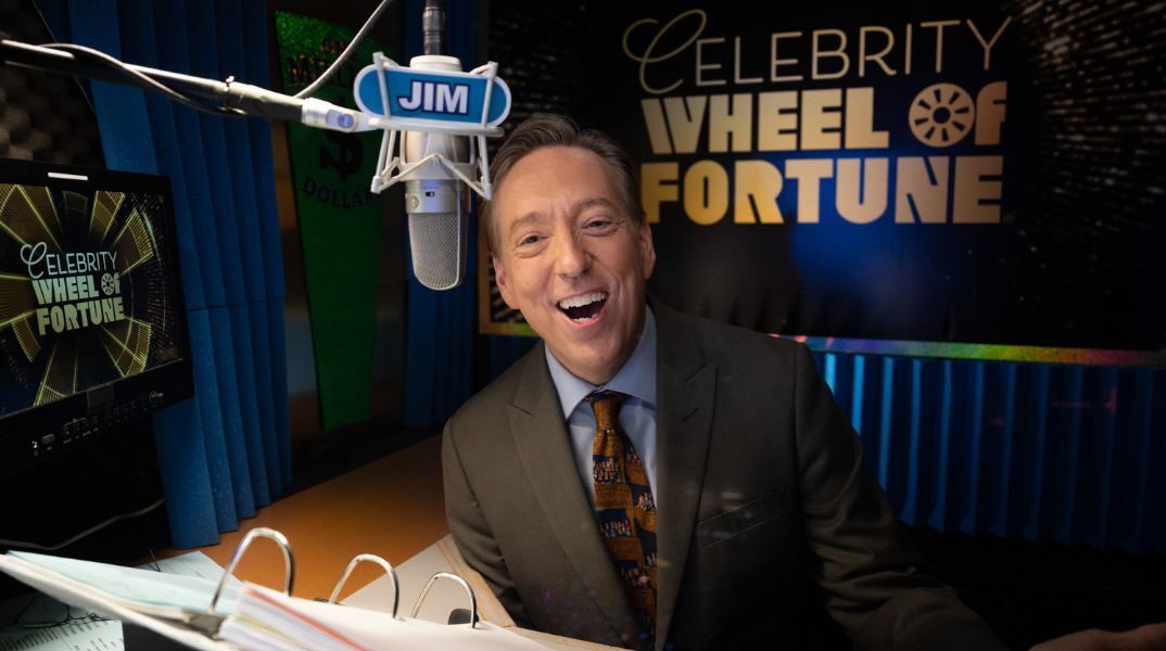 Ο Τζιμ Θόρντον απολύθηκε από το «Wheel of Fortune» μετά από περιστατικό σε πτήση και καταγγελία για συμμετοχή σε chatroom σχετικό με παιδοφιλία
