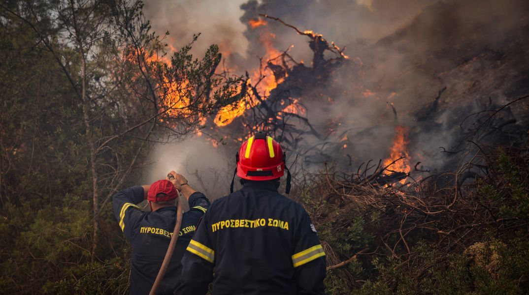 Μεγάλη κινητοποίηση της Πυροσβεστικής για τη φωτιά σε χαμηλή βλάστηση στη Δροσοπηγή Αφιδνών - Εστάλη 112, σε ισχύ κυκλοφοριακές ρυθμίσεις.
