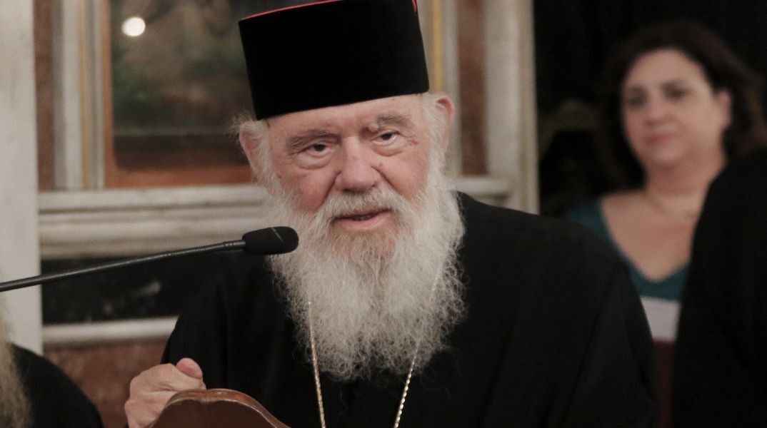 Τρισάγιο στη μνήμη των δύο αξιωματικών της Πολεμικής Αεροπορίας τέλεσε στο Μήλεσι ο αρχιεπίσκοπος Ιερώνυμος, εκφράζοντας συμπαράσταση στις οικογένειές τους