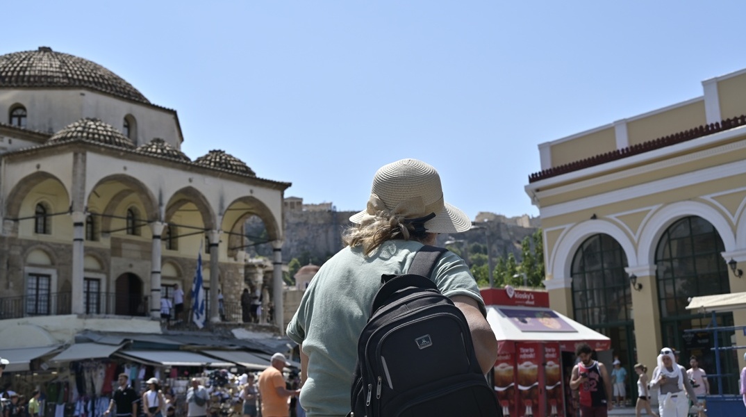 Άτομο στην πλατεία Μοναστηρακίου