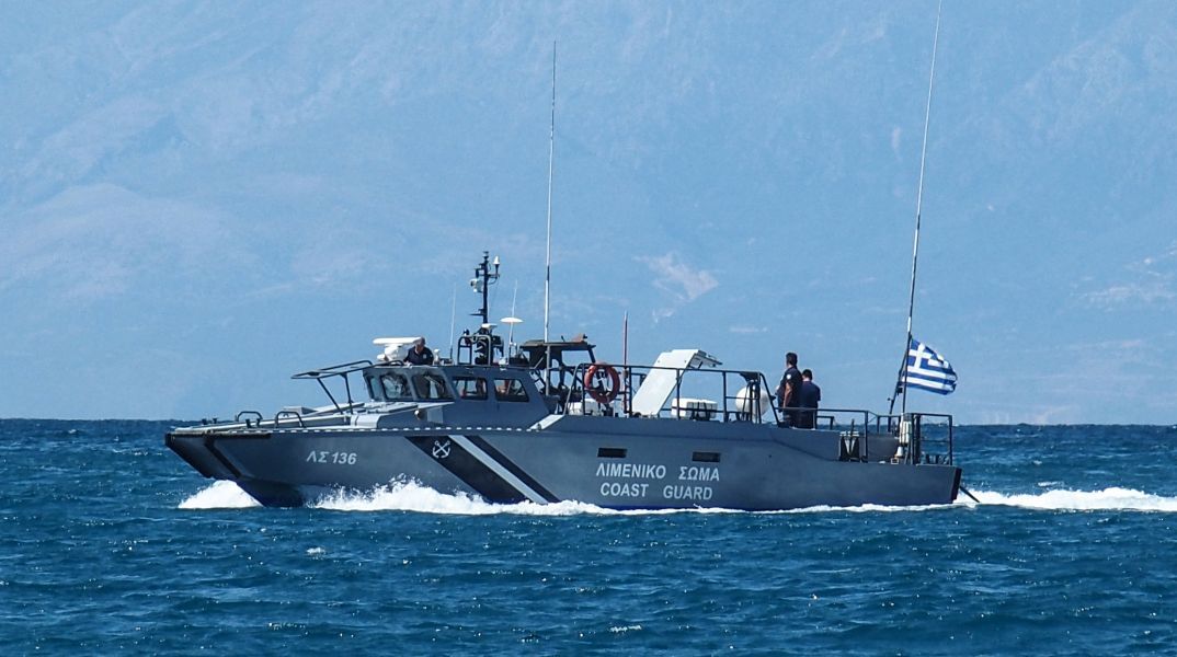 Βύθιση ταχύπλοου σκάφους στο Δεβελίκι Χαλκιδικής λόγω πυρκαγιάς - Κολύμπησε μέχρι την ακτή και είναι καλά στην υγεία του ο μοναδικός επιβαίνων.
