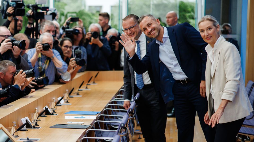 Γερμανία: Το ακροδεξιό AfD πέτυχε ιστορική νίκη στη Σαξονία-Άνχαλτ με 43,8% και ζητά συνεργασίες για να κυβερνήσει, προκαλώντας σοκ στο πολιτικό σκηνικό.