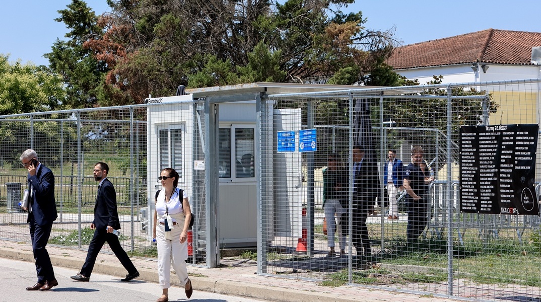 Πολίτες έξω από τον χώρο όπου πραγματοποιείται η δίκη για τα Τέμπη