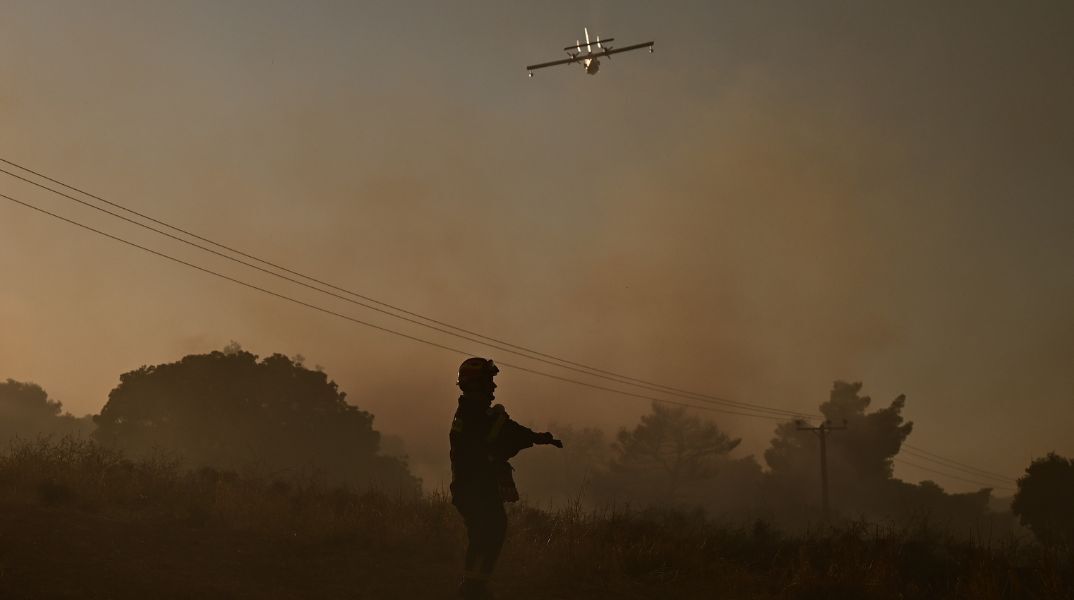 Συναγερμός στη Δράμα για δύο εστίες φωτιάς στην Υψηλή Ράχη - Επιχειρούν 23 πυροσβέστες, 5 εναέρια μέσα και υδροφόρες του Δήμου Παρανεστίου.