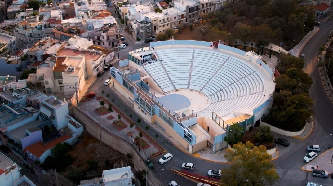 Δωρεάν μεταφορά θεατών προς το Βεάκειο από τον Δήμο Πειραιά - Πλούσιο πρόγραμμα Σεπτεμβρίου με συναυλίες, θέατρο και ειδικές εκδηλώσεις στο ιστορικό θέατρο