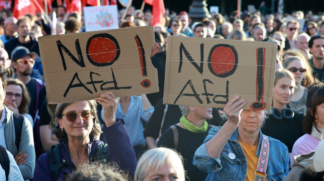 Χιλιάδες Γερμανοί διαδήλωσαν κατά του ακροδεξιού AfD, το οποίο κατέγραψε ποσοστό 44% στη Σαξονία-Άνχαλτ και διεκδικεί την εξουσία σε νέα κρατίδια