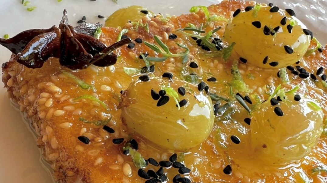 Φέτα σαγανάκι με σιρόπι από φρέσκα σταφύλια