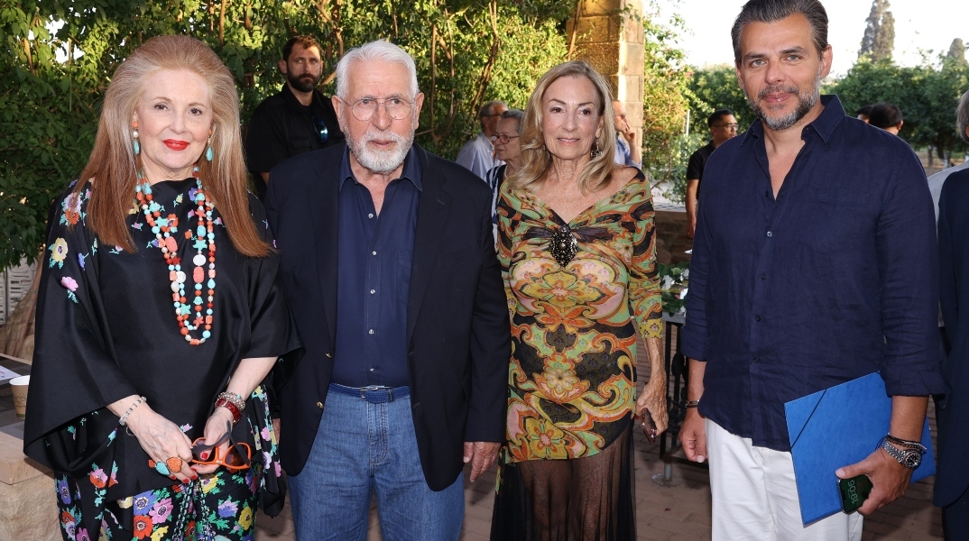 Από αριστερά: Ειρήνη Νταϊφά, δρ Γεώργιος Β. Αποστολόπουλος, Νινέτα Βαφειά, δρ Βασίλης Γ. Αποστολόπουλος