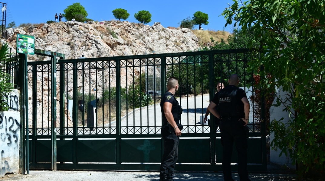 Αποκλεισμένο από αστυνομικούς σημείο όπου κοντά εντοπίστηκαν ανθρώπινα οστά