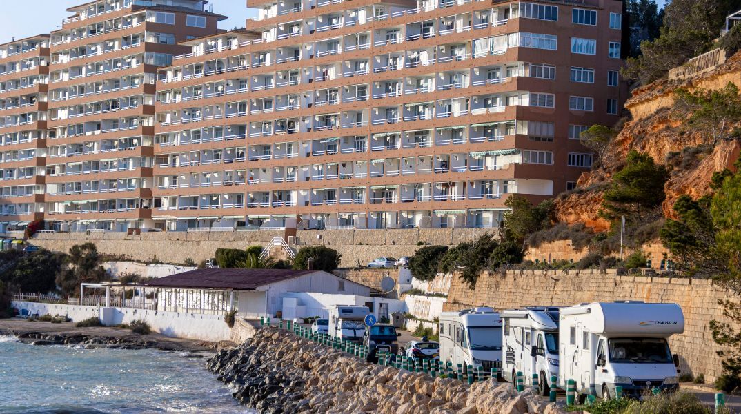 Νέο πλαίσιο της ΕΕ δίνει μεγαλύτερη νομική ασφάλεια στις πόλεις για περιορισμούς στις βραχυχρόνιες μισθώσεις τύπου Airbnb.