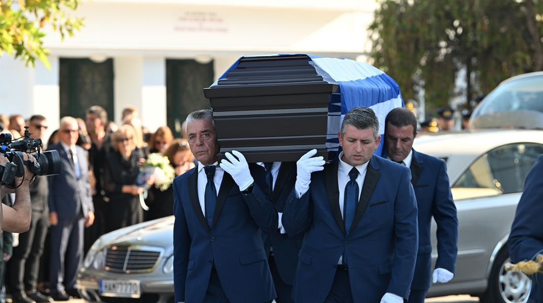 Γιάννης Μπλέσιας: Σε κλίμα οδύνης η κηδεία του πιλότου που σκοτώθηκε στην Τανάγρα