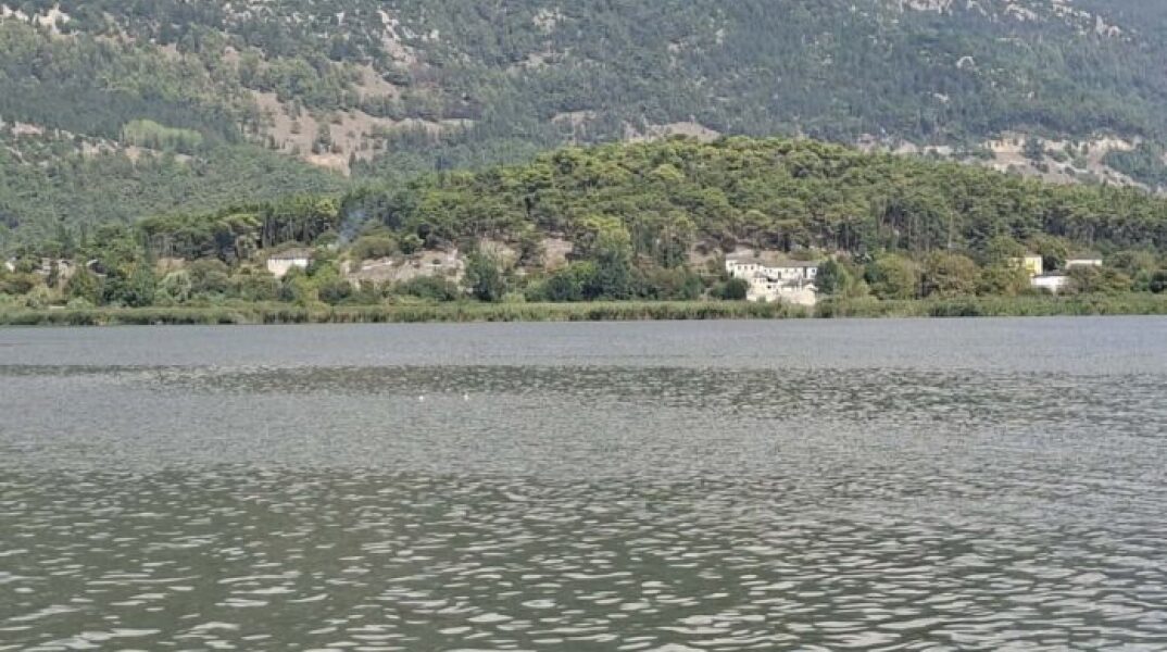 Ιωάννινα: Φωτιά τώρα στο νησάκι της λίμνης