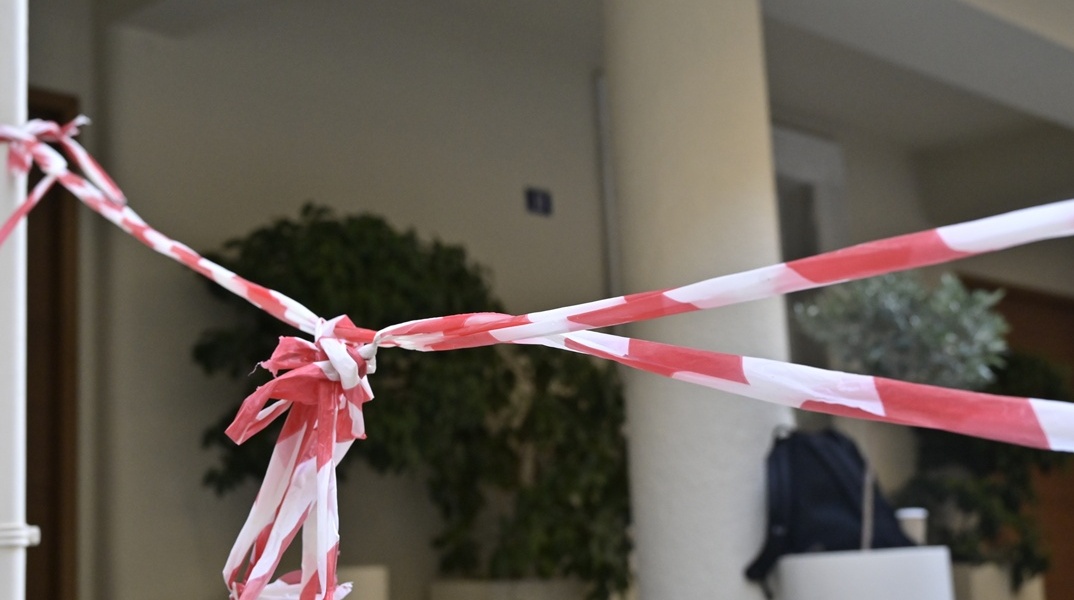 Αποκλεισμένο από τις αστυνομικές δυνάμεις το ιατρείο στο Κολωνάκι όπου υπέστη ανακοπή ο Γιώργος Μαζωνάκης