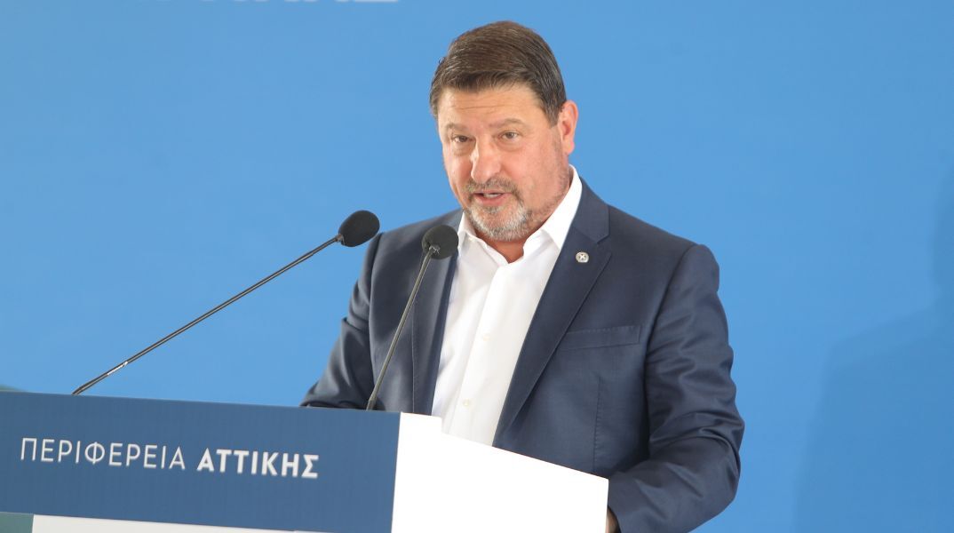 Ο περιφερειάρχης Αττικής Νίκος Χαρδαλιάς υπέγραψε την ένταξη 11 νέων έργων 15,54 εκατ. ευρώ για εκσυγχρονισμό και κατασκευή αθλητικών υποδομών σε 10 δήμους.
