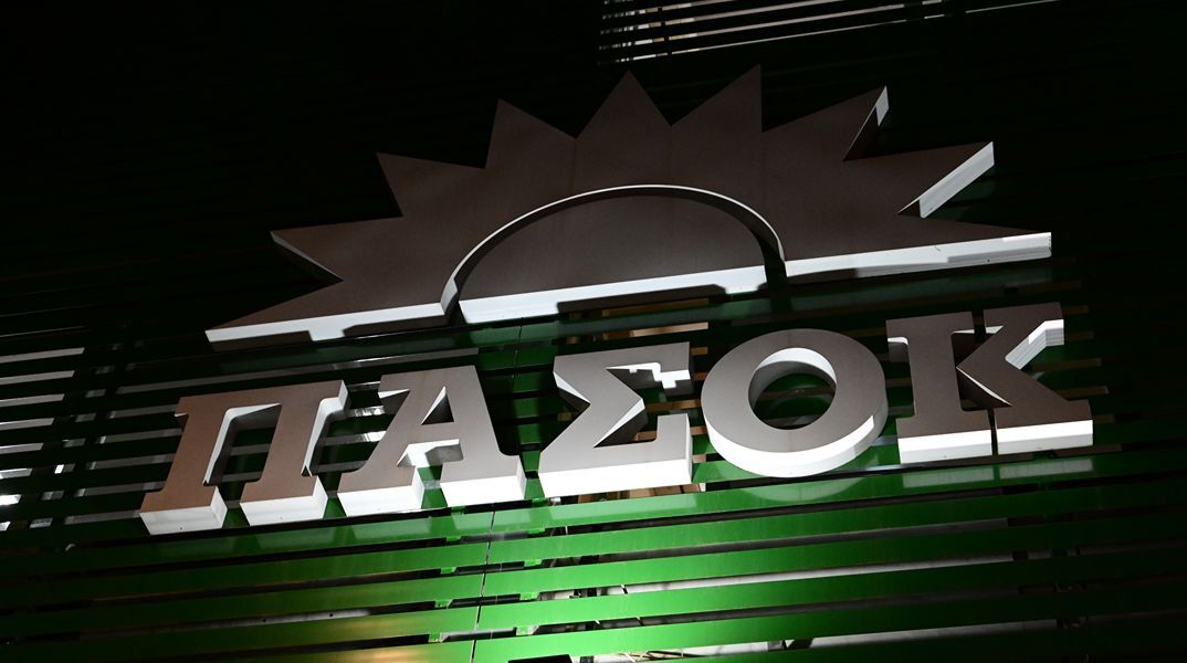 «Πυρά» ΠΑΣΟΚ κατά Τσίπρα: Εμφανίστηκε λες και μόλις προσγειώθηκε στη χώρα 