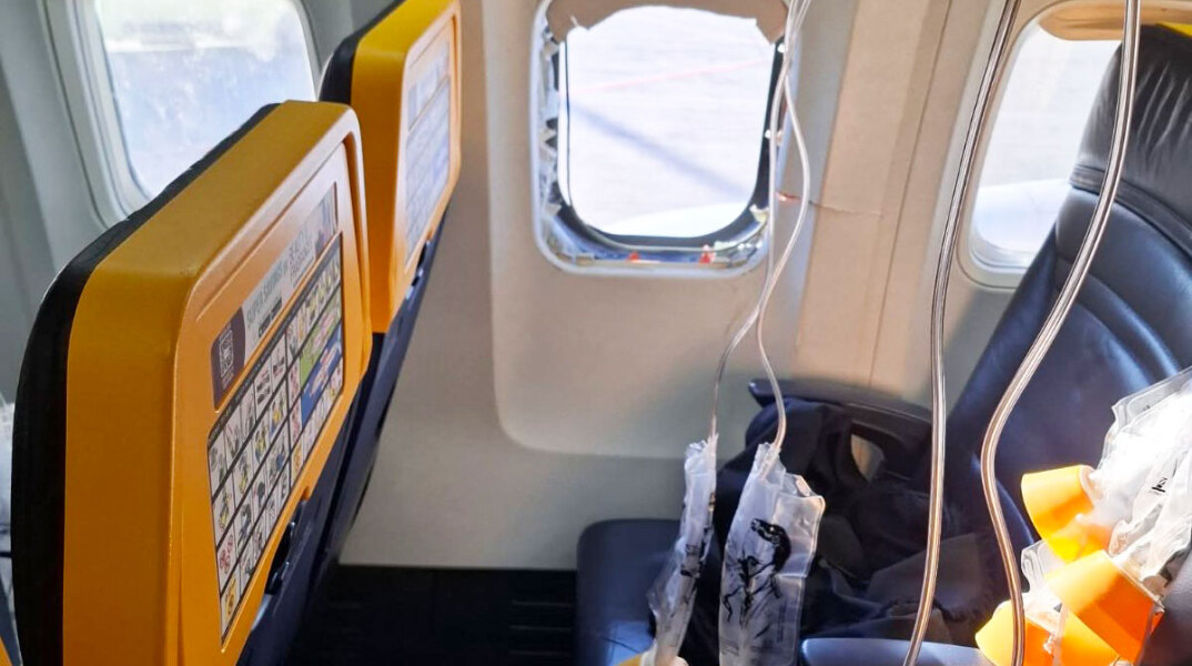 Η Ryanair αμφισβητεί ότι ο Σέρβος επιβάτης βγήκε από το παράθυρο στην πτήση από την Ελλάδα