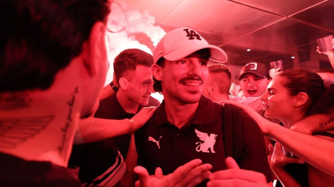 «Κάηκε» το αεροδρόμιο του Ηρακλείου για τον ΟΦΗ - Υποδοχή ηρώων μετά το ιστορικό διπλό στο «Καραϊσκάκης»