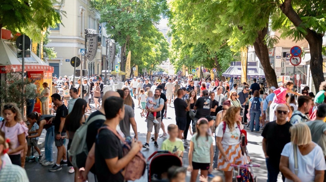 Πολίτες περπατούν στην άδεια από Αυτοκίνητα οδό Αθηνάς στο κέντρο της Αθήνας
