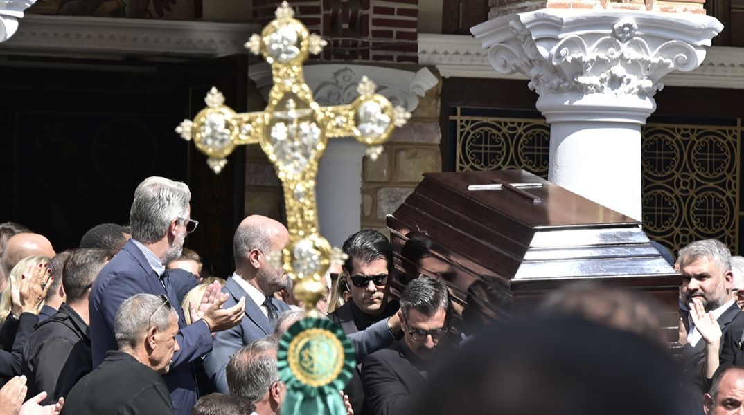Τελευταίο χειροκρότημα στον Γιώργο Μαζωνάκη - Με το «Φεύγω για μένα» το τελευταίο αντίο στη Νίκαια