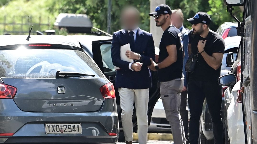Νέα στοιχεία στην υπόθεση για τον θάνατο του Γιώργου Μαζωνάκη - Στο επίκεντρο δεύτερο ιατρείο των δύο γιατρών στο Κολωνάκι και εταιρεία ιατρικών μηχανημάτων.