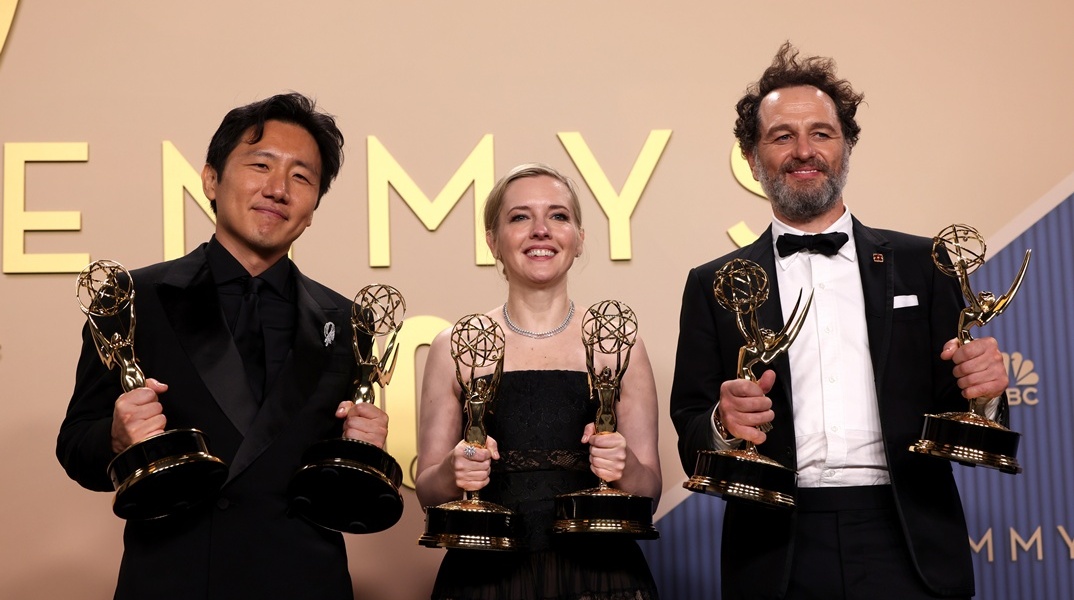 Οι μεγάλοι νικητές των Emmy 2026 με τα βραβεία ανά χείρας