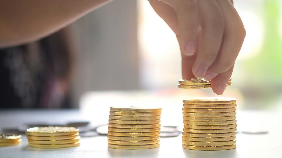 Ξεπερνούν τα 100 δισ. ευρώ οι νέες χρηματοδοτήσεις για επενδύσεις την περίοδο 2027-2034, με έμφαση στην πράσινη και ψηφιακή μετάβαση της χώρας.