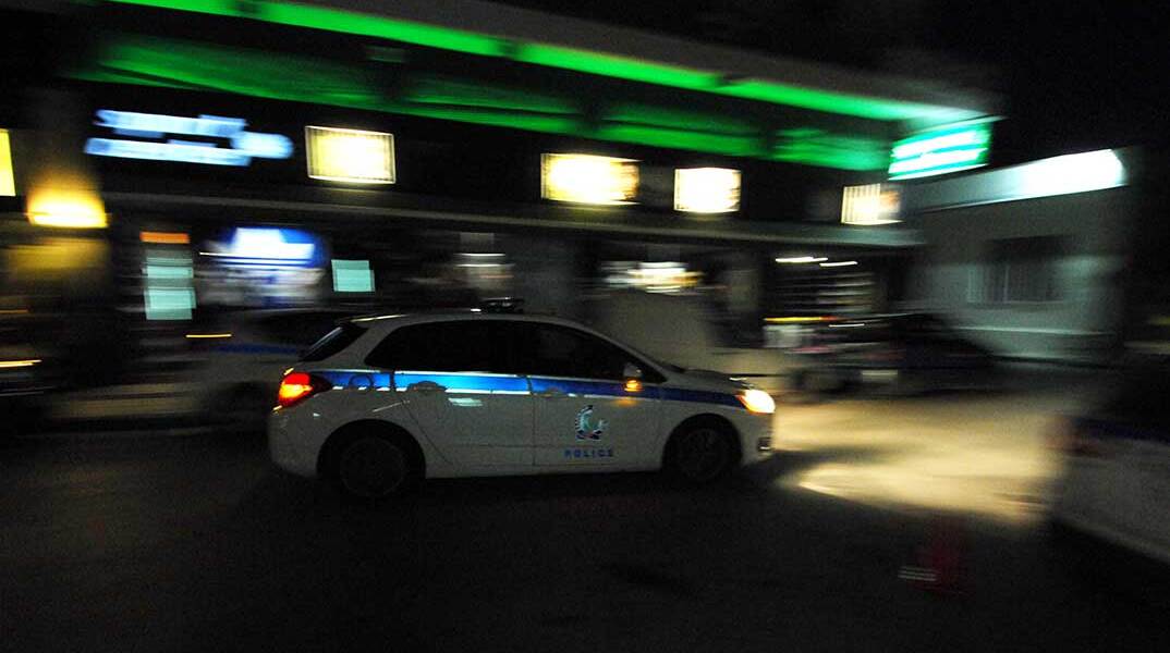 Αστυνομική καταδίωξη κατά τη διάρκεια της νύχτας