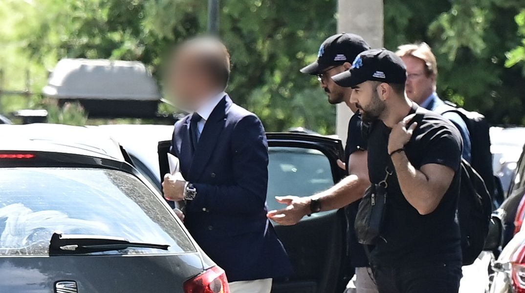 Θάνατος Μαζωνάκη: Άφαντη η λαδί κουβέρτα που φέρεται να ήταν σκεπασμένος στο ιατρείο