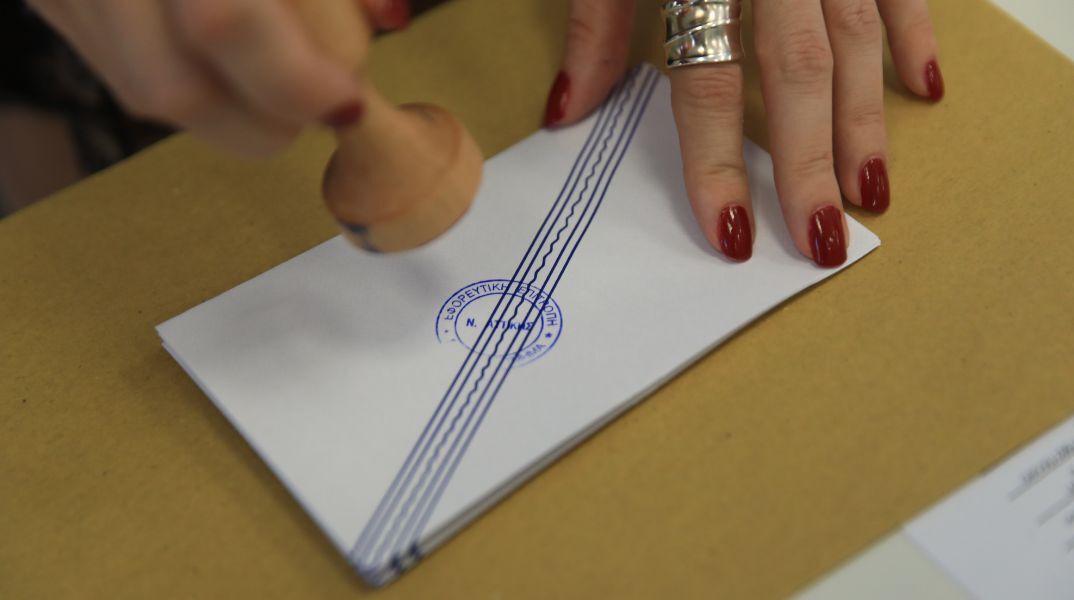 Η ΝΔ καταγράφεται στο 31% στην εκτίμηση ψήφου, ενώ η ακρίβεια παραμένει πρώτο πρόβλημα, σύμφωνα με τη νέα δημοσκόπηση της Opinion Poll.