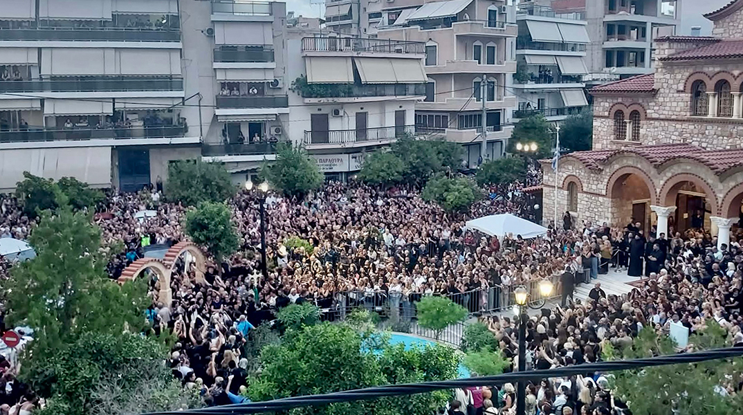 Λαϊκή αγρυπνία για τον Γιώργο Μαζωνάκη στον Ιερό Ναό Αγίας Τριάδος στη Νίκαια © NDPPHOTO / ΑΝΔΡΕΑΣ ΝΙΚΟΛΑΡΕΑΣ