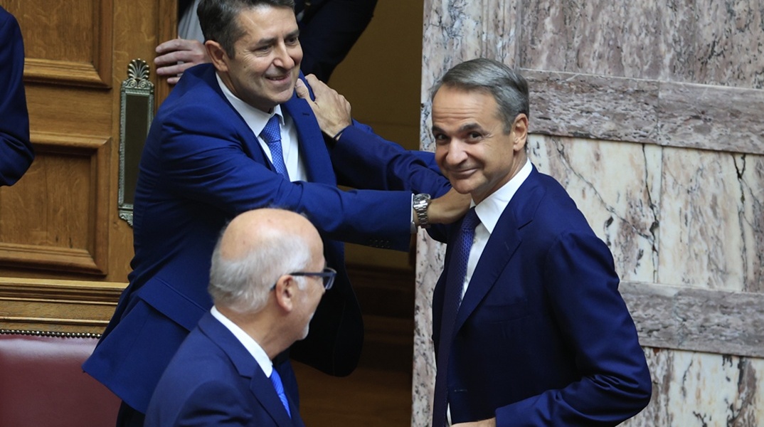 Γιώργος Μυλωνάκης και Κυριάκος Μητσοτάκης στη Βουλή
