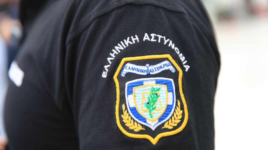 Ρόδος: 43χρονη εργαζόμενη φέρεται να αφαιρούσε συστηματικά χρήματα από τις εισπράξεις επιχείρησης - Συνελήφθη μετά από καταγγελία του εργοδότη της.
