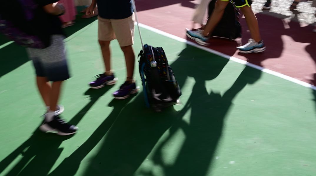 Καταγγελία από γονείς στη Νέα Μάκρη: Μεταφέρουν τα παιδιά τους στο σχολείο με car sharing 