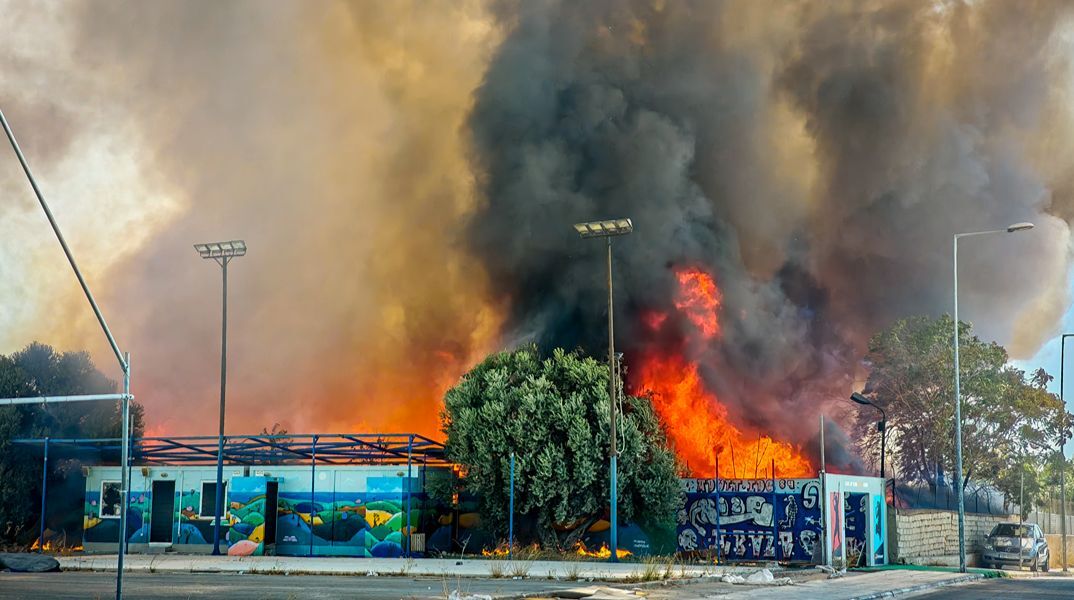 Εικόνες από τη φωτιά στου Ρέντη - Μαύροι καπνοί σκεπάζουν την περιοχή, αποπνικτική η ατμόσφαιρα