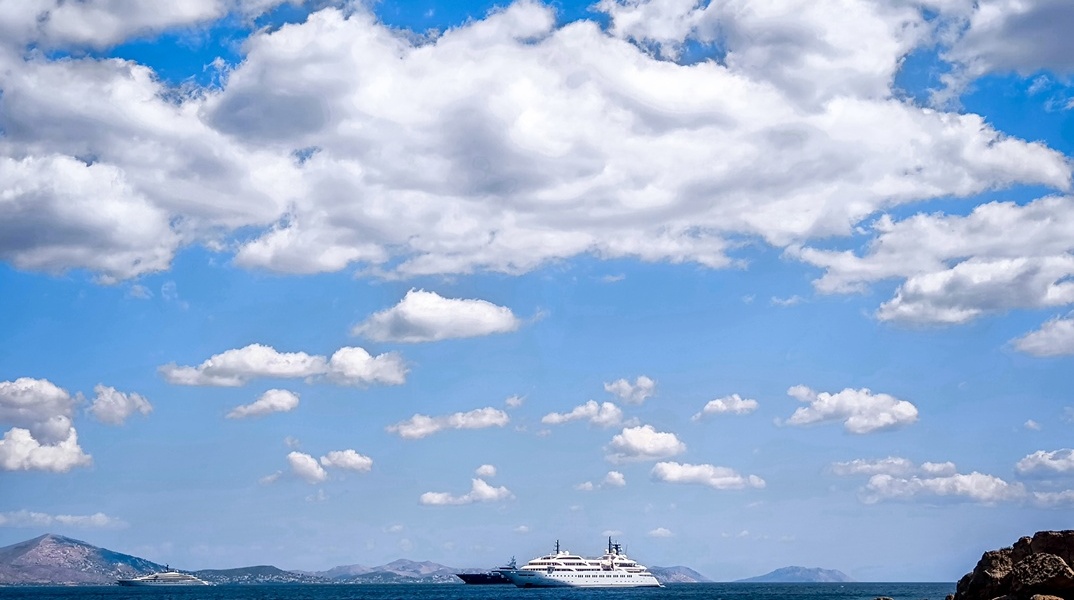 Σύννεφα πάνω από τη θάλασσα και ένα καράβι στον ορίζοντα