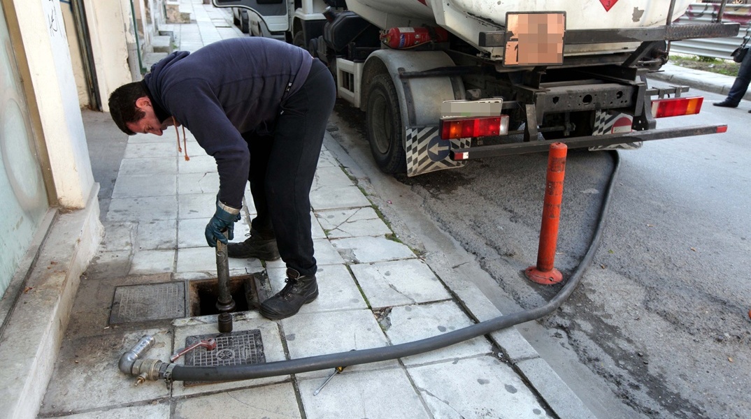 Άτομο βάζει σε πολυκατοικία πετρέλαιο θέρμανσης